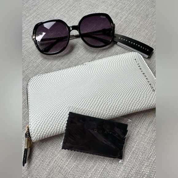 Quay Australia x Chrissy Teigen Gold Dust Sunglasses Black/ Gold NWT - Picture 6 of 13